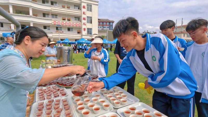 关于2024“国际茶日” 宁洱县职业高级中学举办丰富多彩的茶会活动的信息(4)