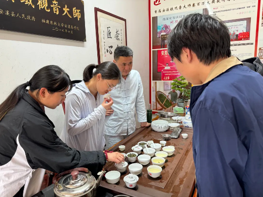 关于安溪茶学院学生沉浸式体验春茶采制的相关内容(2)