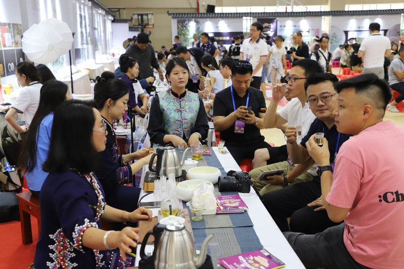 有关于凤凰山茶咖品鉴会 茶香咖香引客来的消息(5)